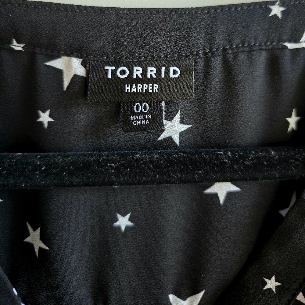Torrid 00 Harper 3/4 Sleeve Pullover Blouse, Black with White Star Print, EUC - Picture 2 of 7